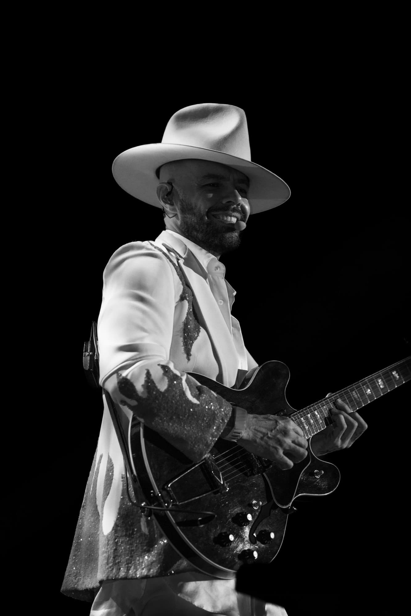 Jesse mid-verse in black and white