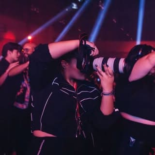 Salomé shooting from the crowd at a concert