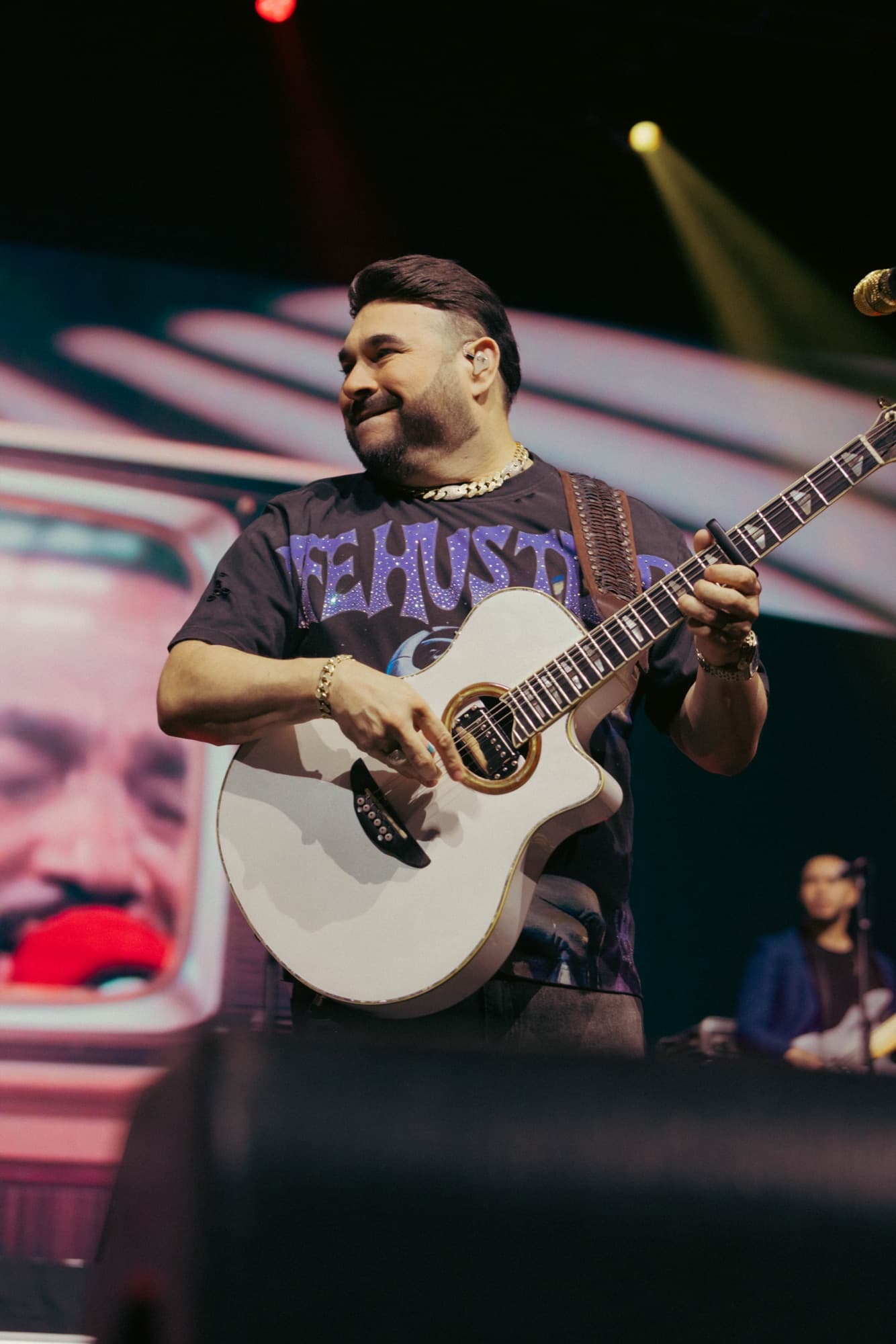El Chaval smiling over his white acoustic guitar
